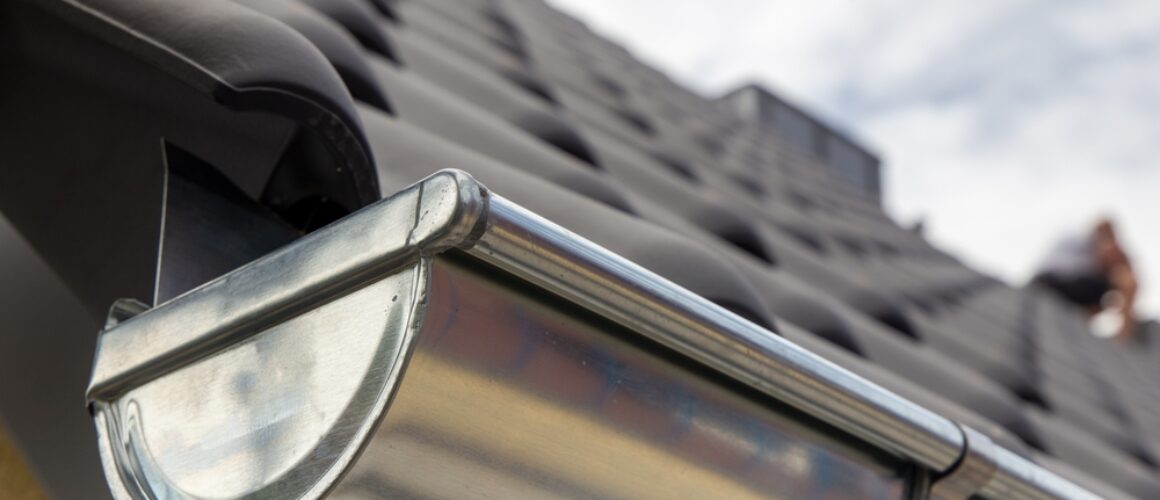 rynny-stalowe-powlekane-vs-rynny-ocynkowane-ktore-wybrac-i-dlaczego